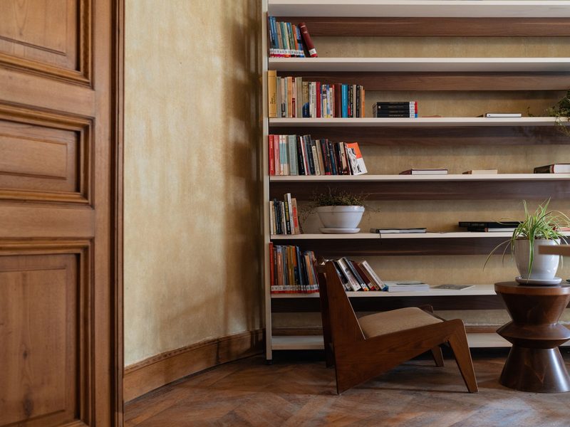 Heritage library room with wooden shelves where the partner dinner ran